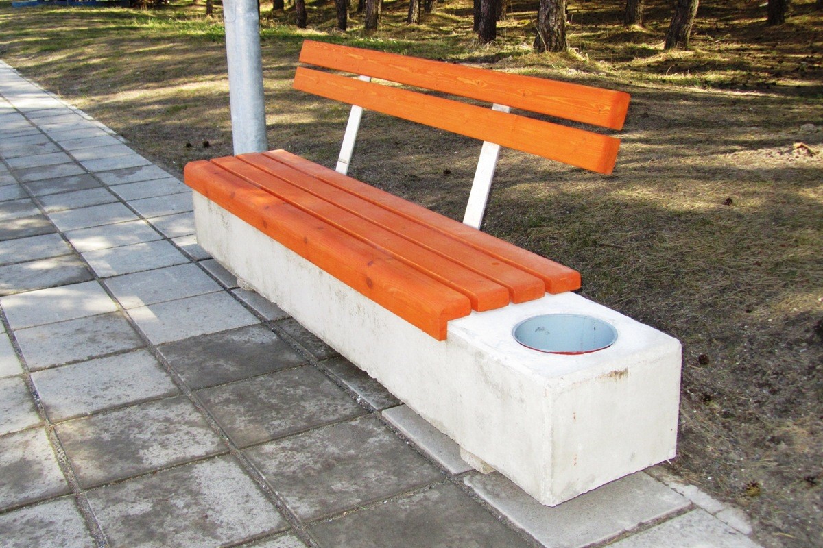 Kuva tuotteesta Betonipenkki selkänojalla KB731, Kuva 1